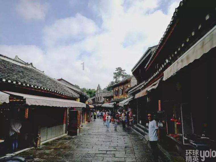 哈尔滨小哥招待南方游客后收到两大箱特产,感动落泪